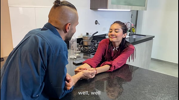 Mein Freund gibt mir in der Küche einen leckeren Blowjob und dann steckt er seinen leckeren Schwanz in mich – TEIL 1