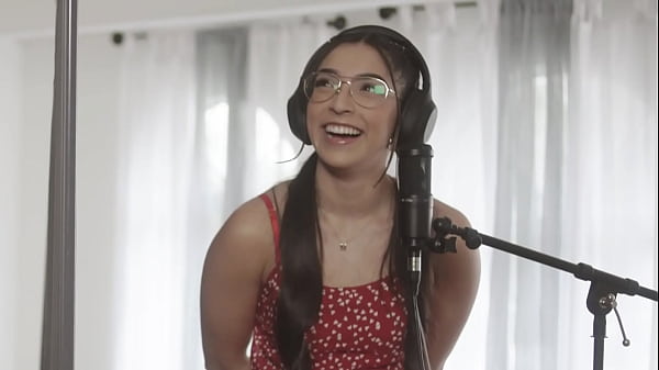 La bella mora Madison Wilde e Brad Newman strappano una pagina dal Karma Sutra