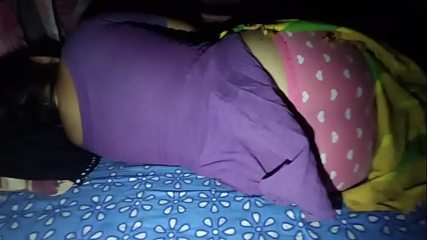 Gran culo de desi linda ama de casa durmiendo