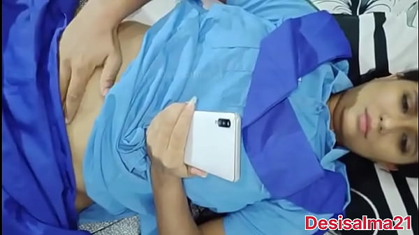 Una splendida ragazza si spoglia