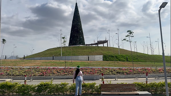 La dolce ragazza si spoglia