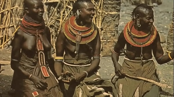 Hermosa adolescente se desnuda interracial