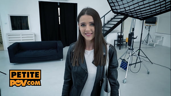 La zorra de lencería Sybil es una adolescente en una misión para follar pollas - itsPOV