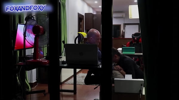 Nell'ufficio opposto sa motivare! Un collega succhia il cazzo per motivare meglio il lavoro. Chiudi le tende quando fai sesso davanti alla finestra