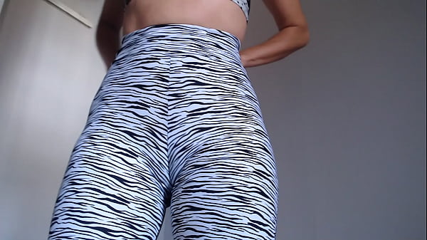 Frau ohne Maske probiert Sportkleidung an. Für weitere Inhalte abonnieren Sie Esposaheyyas RED