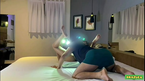 Novinha de 18 anos chupa muito o pau do amante, completo no Red