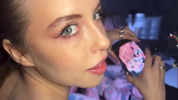 Bocchino a sorpresa e creampie nel backstage per il cameraman