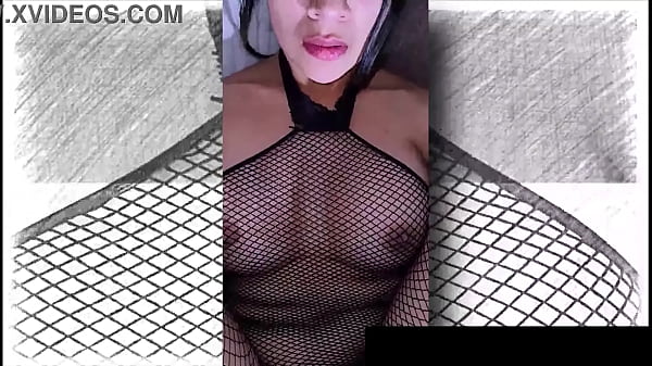 Entra al cuarto y me ve grabando un video para mi novio y me folla completo