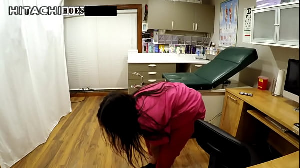 Ne dites pas à Doc que je jouis à l'heure ! L'infirmière Blaire Celeste se faufile dans la salle d'examen et se masturbe avec une baguette magique chez HitachiHoes - Reup