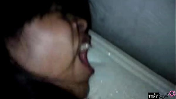 Heißes Teenie-Girl hat Spaß beim Analsex