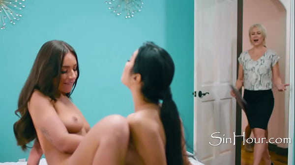 Pareja de lesbianas marca una jornada de puertas abiertas con los jugos de su coño