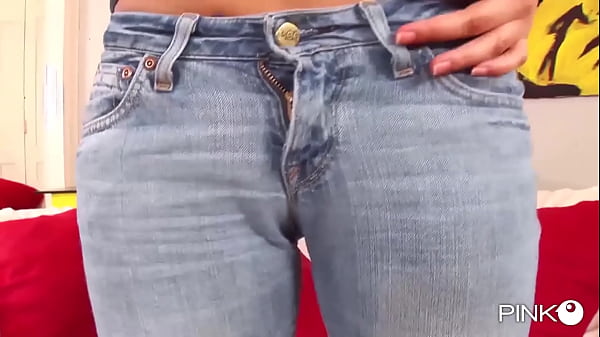 La bella ragazza si diverte