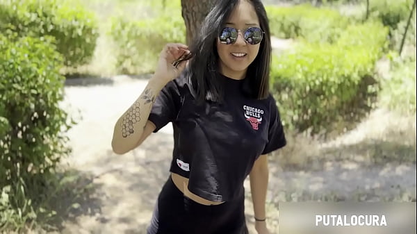 La ragazza giocosa si diverte