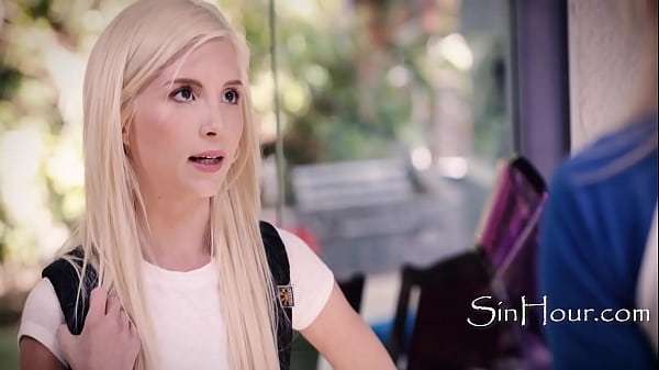 Une ado se laisse séduire par une pute, son beau-père regarde au lieu de protéger sa belle-fille