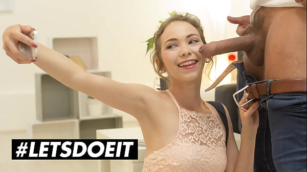 狂野的少女在肛门中享受自己