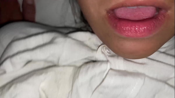 Comiendo duro a su joven esposa y ella gime mucho | COMPLETO EN ROJO