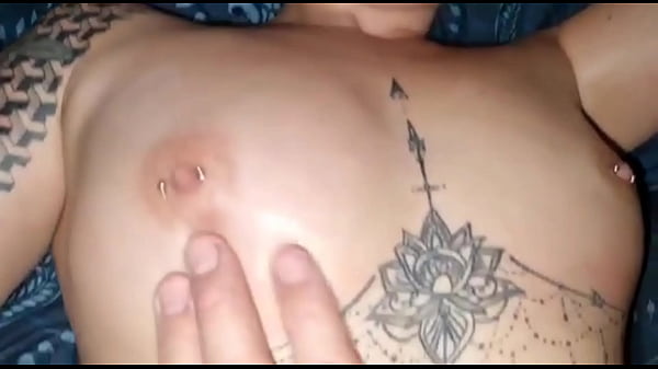 Uomini sorpresi a tradire con una spogliarellista all'addio al celibato