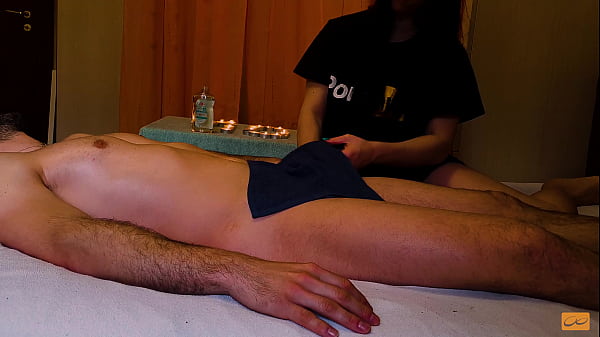 Erstaunlich verspielter Teenie neckt