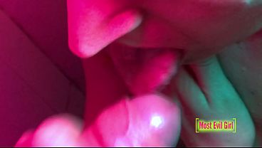 Un pompino con piscio e sborrata sulle tette sotto la doccia - Video completo