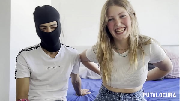 Una sexy teenager amatoriale si diverte