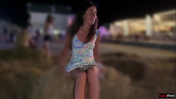 Une ado sexy s'exhibe - jolie