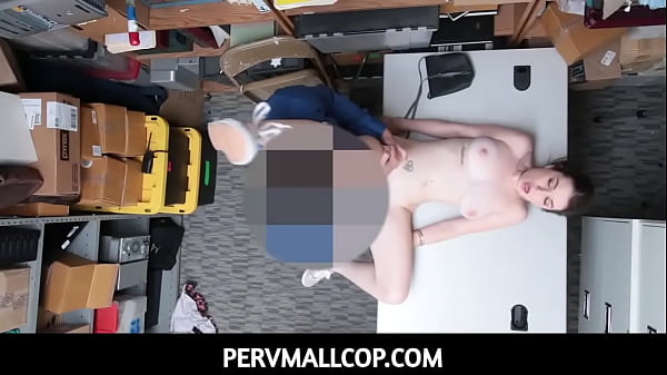 PervMallCop - La guardia di sicurezza pervertita ama insegnare alle cattive ragazze del college