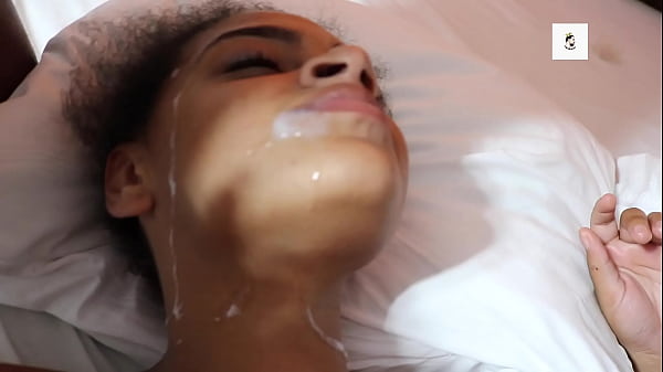 Ragazza teenager con sborrata impertinente