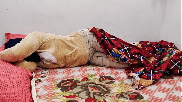 भारतीय प्रेमिका को कड़ी मेहनत से चूसा गया और उसकी कांख पर वीर्य डाला गया