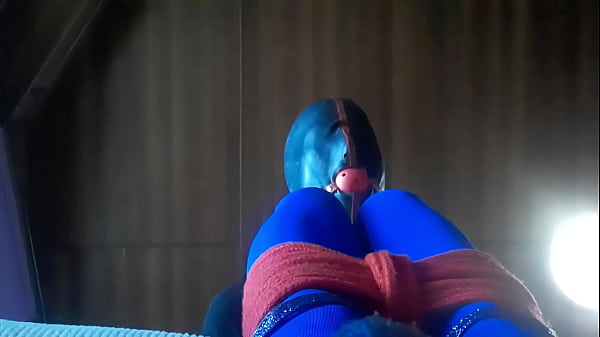 Laura sitzt gefesselt auf dem Sofa und nimmt einen großen Schwanz in den Mund. Schlampiger Spuck-Blowjob mit riesigem Oral-Creampie