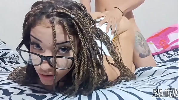 变态的继兄弟在他面前自慰，而他抓住了他，让他变态，把她的阴户和屁股借给他，射在他嘴里 Xvideos 大屁股