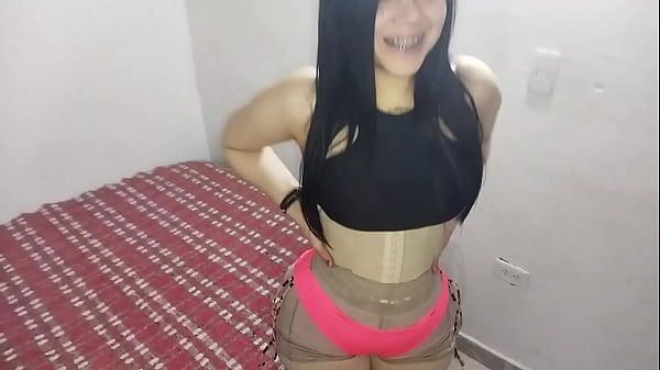 Adolescente linda y caliente realiza - mamada