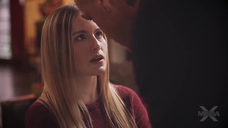 Figlia obbediente Derrick Pierce, Scarlett Sage (voce automatica)