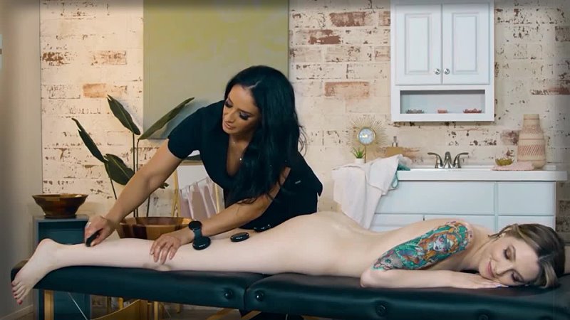 Pornmix / Sheena Ryder ailee anne massaggio lesbiche MILF oliata adolescente tette olio leccata di figa massaggio lesbico adolescente culo tette