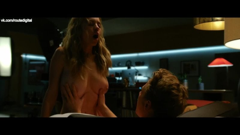 西德尼·斯威尼、娜塔莎·刘·博迪佐、比安卡·暴雪、桑德琳·伯杰龙、凯特·亚历山大、祝福偷窥者 (2021)