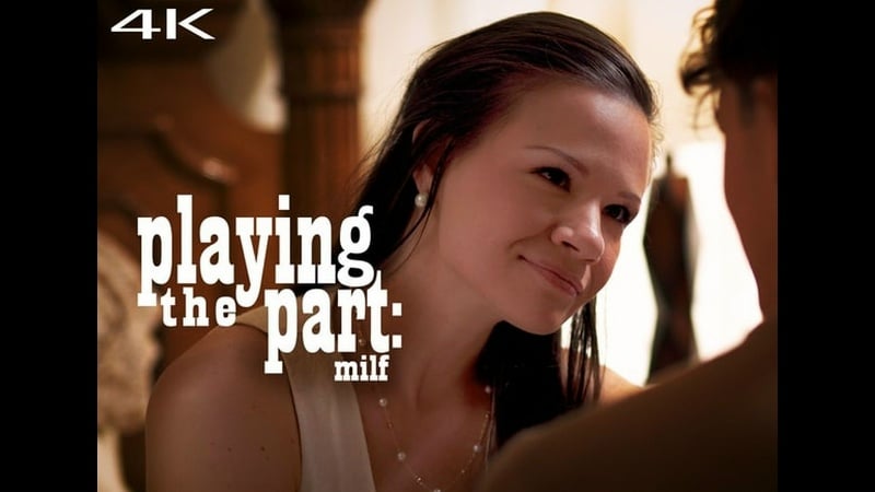 Alison Rey interpreta la parte di una milf