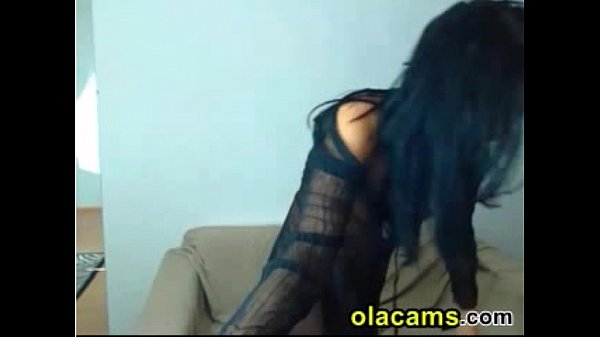 Carino sexy chic dai capelli corvini sul web