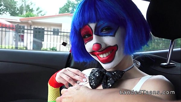 Clown-Teenager fickt POV im Freien