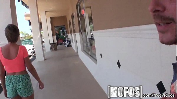 Atraente Menina Adolescente brinca em adolescente